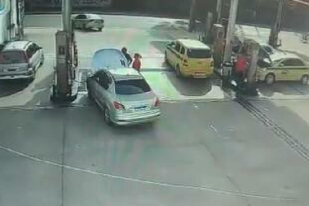 AUTO EKSPLODIRAO TOKOM TOČENJA GORIVA: Isplivao HOROR snimak sa pumpe, gledajte na svoju ODGOVORNOST! (VIDEO)