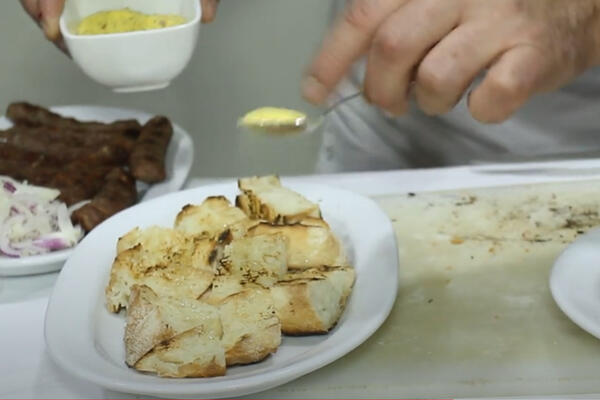 ZA ALBANSKOM SALATOM POLUDELA SRBIJA: Domaćice se utrkuju da je naprave, potrebna su samo 3 SASTOJKA (VIDEO)