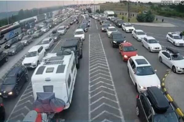 Velika zaplena dragocenosti na graničnom prelazu Gradina: Carinici u limenoj kutiji pronašli neverovatne stvari