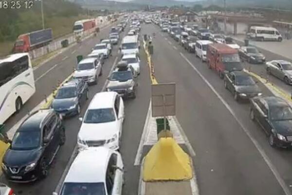 NE SMANJUJU SE GUŽVE NA PREŠEVU: Vozila stoje u redu i do 2 SATA