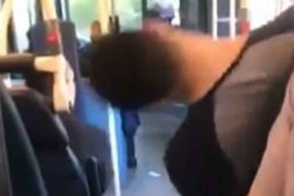 JEZIVA SCENA U GRADSKOM PREVOZU: Mladića snimali DOK JE DREMAO, a sledeće SEKUNDE se DESILO OVO, HOROR (VIDEO)