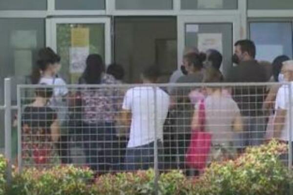 SVE VIŠE LJUDI U REDU ISPRED KOVID AMBULANTI: Dr Mićić upozorava da se broj zaraženih DRASTIČNO POVEĆAVA!