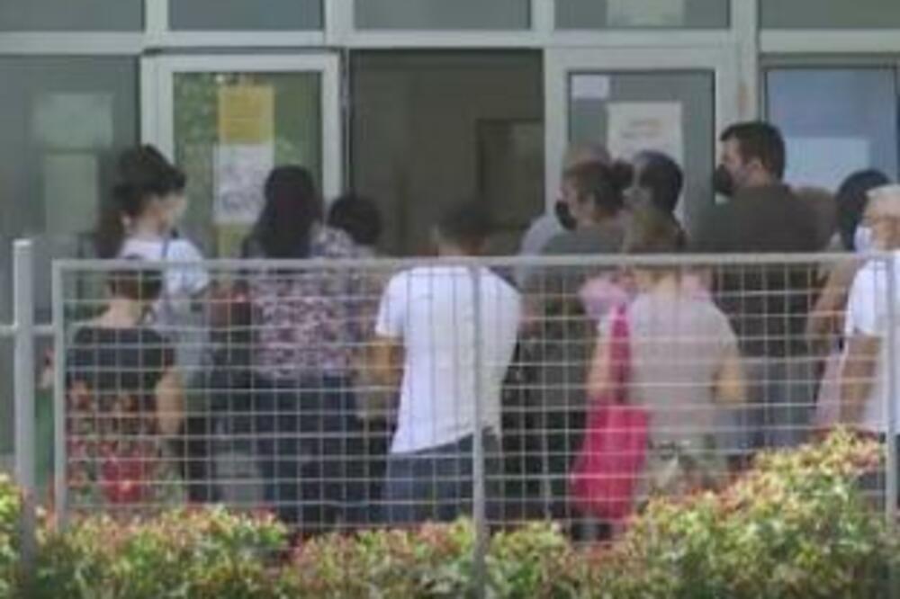 SVE VIŠE LJUDI U REDU ISPRED KOVID AMBULANTI: Dr Mićić upozorava da se broj zaraženih DRASTIČNO POVEĆAVA!