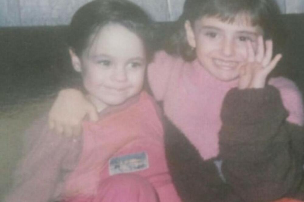 DEVOJČICA SA SLIKE DANAS JE SRPSKA PENELOPA KRUZ! SVI JE OBOŽAVAMO, njene pesme u glas pevamo: Prepoznajete li je!?