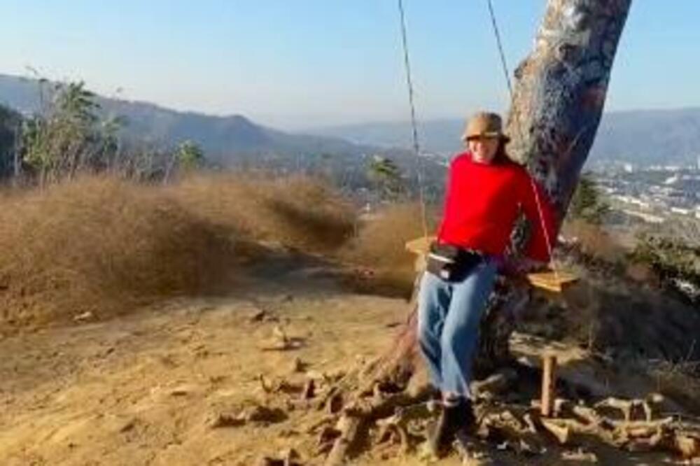 ŠTA JE OVO IZA NJE? Jeziv detalj PRESTRAVIO ljude, snimak LEDI KRV U ŽILAMA! (VIDEO)