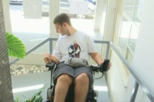 ILIJA NE MOŽE U POŠTU ZBOG STEPENIKA, A ZA AUTOBUS MORA DA IMA ŠRAFCIGER: Od samog izlaska iz kuće PROBLEMI!