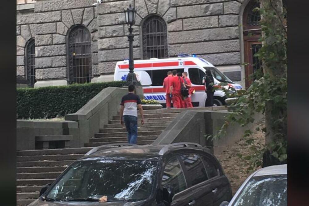 HITNA POMOĆ ODVELA ŽENU IZ SKUPŠTINE! Drama u Kosovskoj (VIDEO)