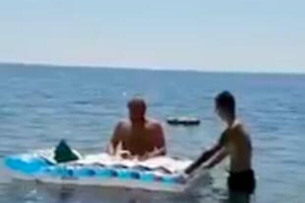 OTAC MATIJA U KUPAĆIM GAĆAMA DRŽAO SLUŽBU U MORU: Vernici pobesneli, pogledajte šta je koristio kao OLTAR! (VIDEO)