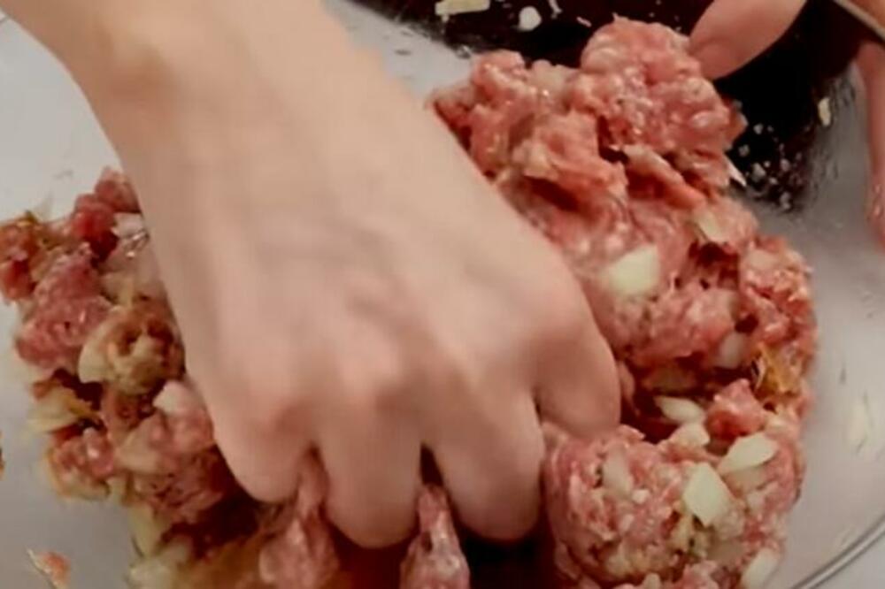 3 SASTOJKA KOJA SRPSKE DOMAĆICE STALNO DODAJU U MLEVENO MESO: Od njih su FAŠIRANE ŠNICLE tvrde i tamne- prestanite