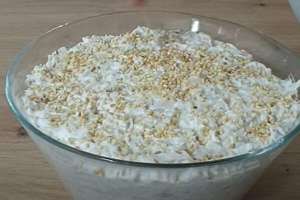 OSVEŽAVAJUĆA PILEĆA SALATA SA SUSAMOM: Topi se u USTIMA zbog 1 PRELIVA, pravi OBROK (RECEPT)
