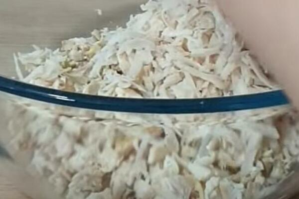 MESNA SALATA KAO STVORENA ZA SLAVU: Gosti će se oduševiti, ovo je RECEPT prste da poližeš!