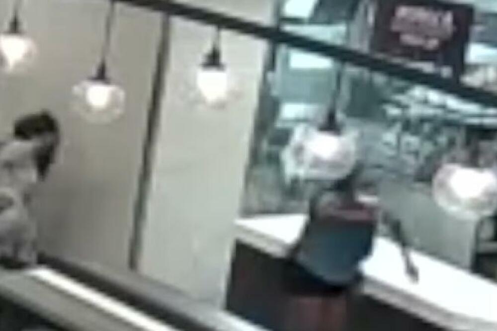 ISPLIVAO ŠOK SNIMAK IZ POZNATOG RESTORANA: Pobesneli radnik NASRNUO NA MUŠTERIJE, kakav se NE PAMTI