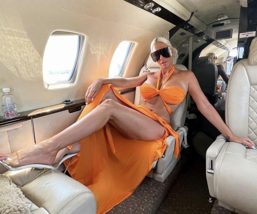 <p>Diva je na put krenula privatnim avionom i odmah je slike iz letelice podelila sa obožavaocima</p>