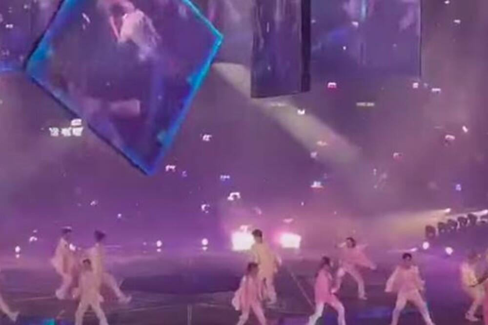 OGROMAN EKRAN PAO NA SCENU TOKOM KONCERTA: Strovalio se pravo na IZVOĐAČE, publika VRIŠTALA ZBOG PRIZORA! (VIDEO)