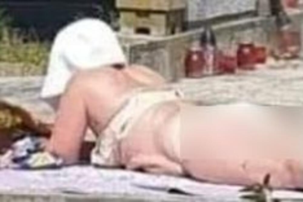SKINULA SE GOLA I LEGLA NA GROB! Svi se KRSTE na prizor, ZADNJICOM parila oči (FOTO)