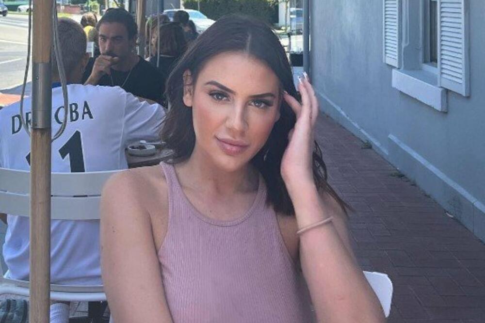 PAS JOJ ONJUŠIO MEĐUNOŽJE, PA POČEO DA LAJE: Policajci se šokirali kada je IZVADILA OVO! (FOTO)