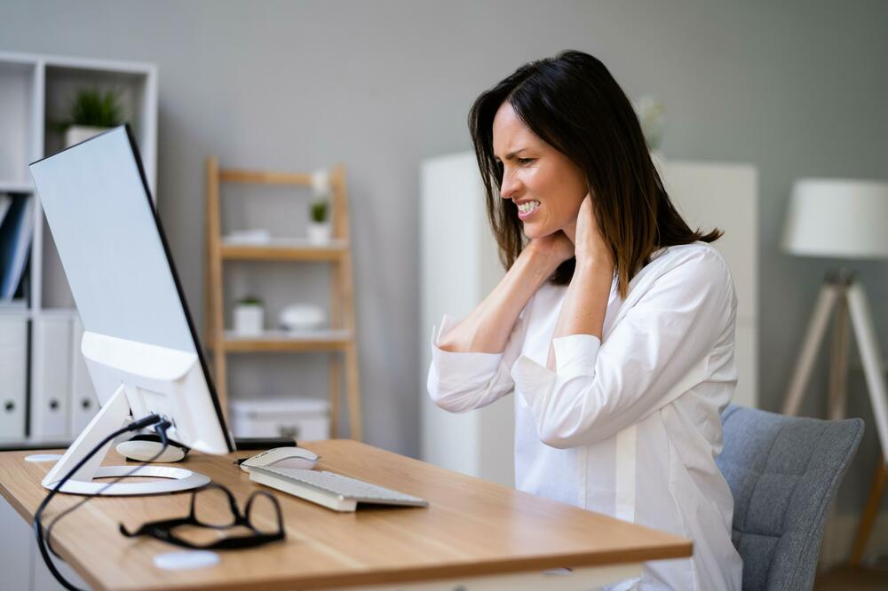 BOLOVI U VRATU ZBOG LOŠEG DRŽANJA: Ovo će pomoći i deci i odraslima da kičma bude prava!