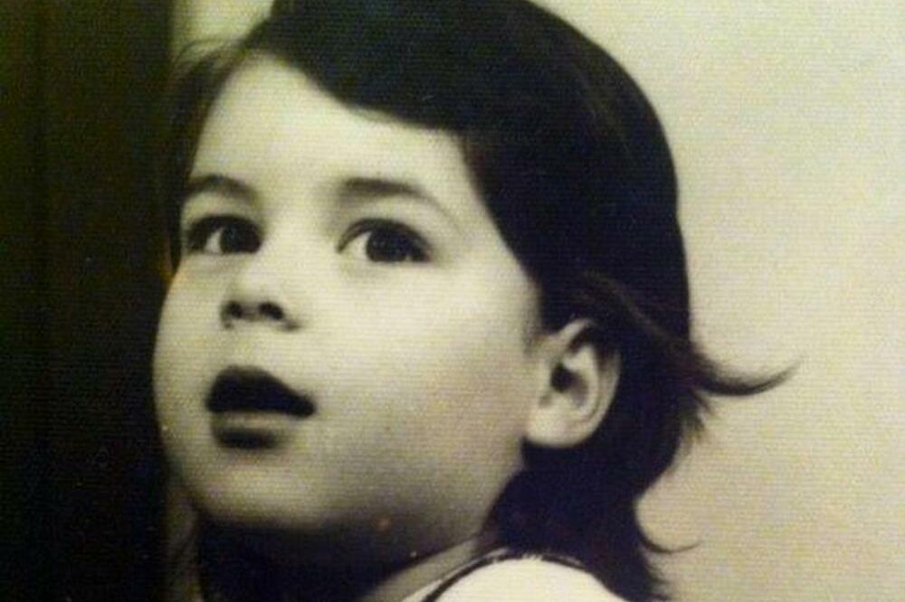 DEVOJČICA SA SLIKE DANAS JE OMILJENA SRPSKA VODITELJKA! KADA JE VIDITE NA TV-u, ULEPŠA VAM DAN: Prepoznajete li je?