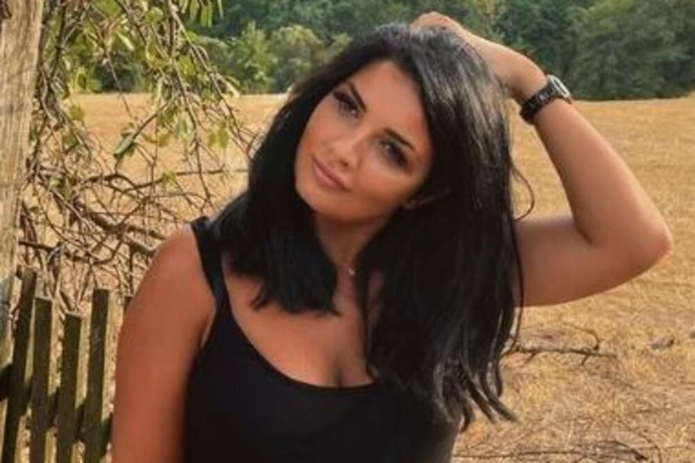 OLIVEROVA UDOVICA POKAZALA OGROMAN DEKOLTE, NIKAD, ALI NIKAD VRELIJE IZDANJE: Žena izgleda PREBRUTALNO! (FOTO)