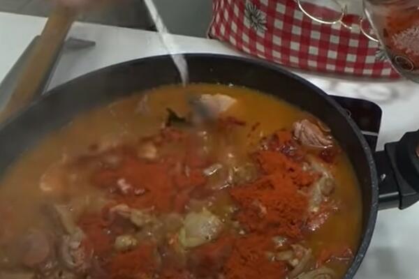 MAĐARI OTKRILI RECEPT ZA NJIHOV NAJPOZNATIJI SPECIJALITET: Juneće meso u UKUSNOM SOSU, što se DUŽE kuva to je BOLJE