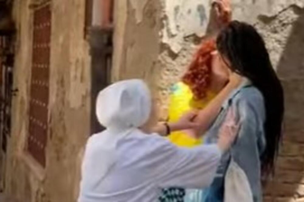 ČASNA SESTRA UHVATILA DVE DEVOJKE U VRELOJ AKCIJI NASRED ULICE: Kada je videla ŠTA RADE bacila se NA NJIH (VIDEO)