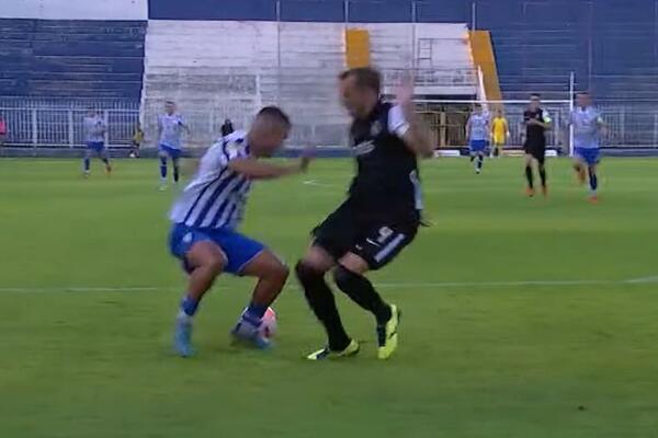 ŠOK U NOVOM PAZARU: Partizan ima gol manje i igrača manje! O penalu će se DUGO pričati! (VIDEO)