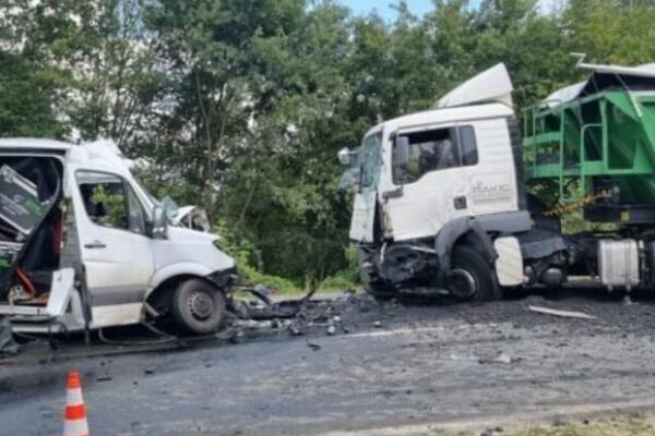 PRVE SLIKE UDESA KOD POŽEGE: Vatrogasci sekli vozilo da izvuku POVREĐENE! (FOTO)