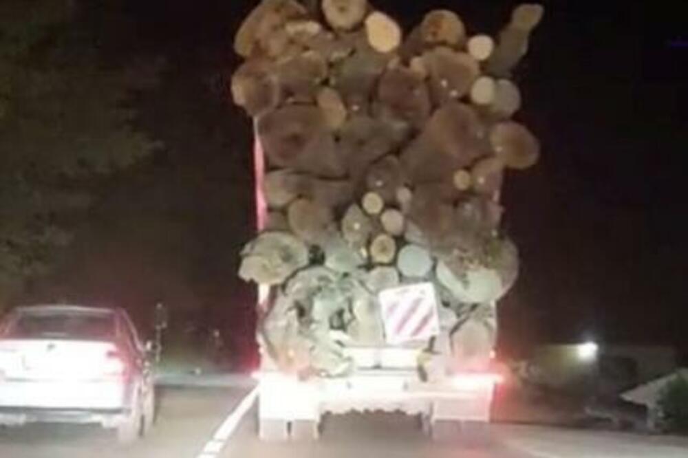 PRETOVARENI KAMION UMALO USMRTIO ŽENU I DETE U IVANJICI: Vozać nastavio kao da se NIŠTA NIJE DESILO! (VIDEO)