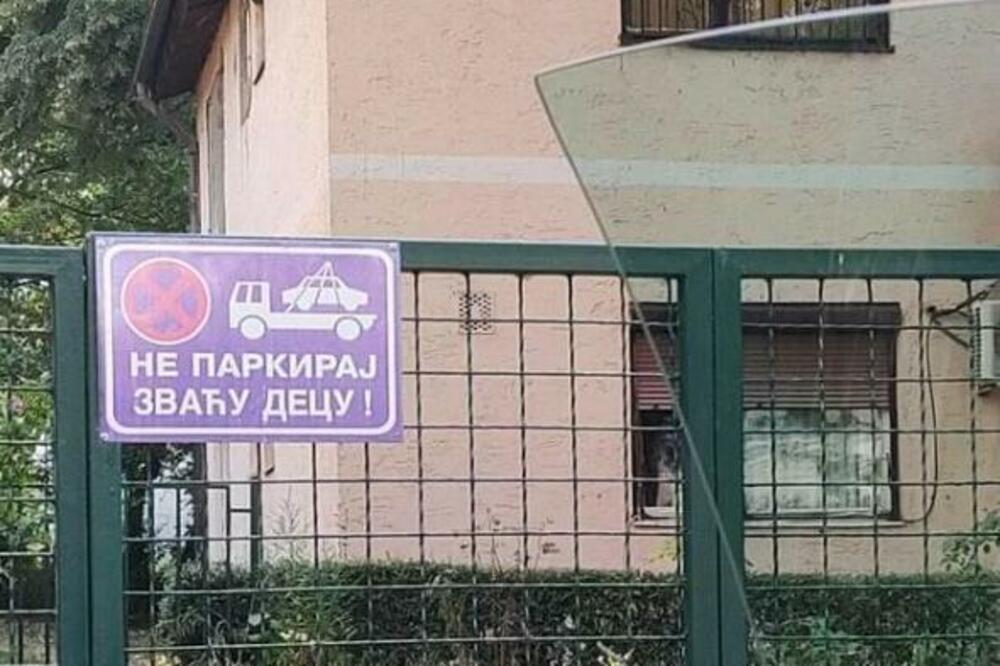 "NE PARKIRAJ, ZVAĆU DECU": Borba Beograđana za svoje mesto pred kapijom dostigla NOVI LEVEL! (FOTO)