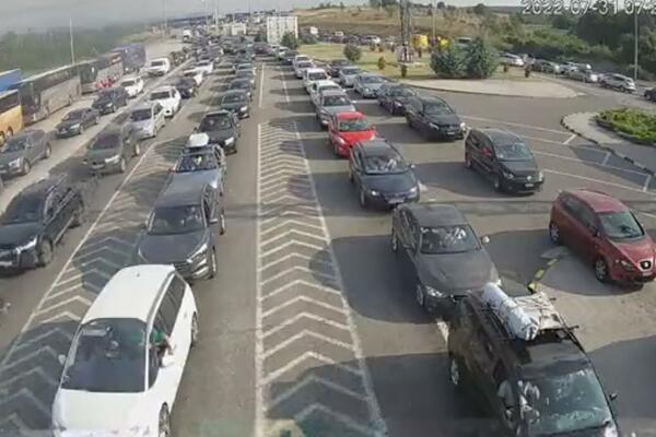 SRBI ZAGLAVLJENI NA HORGOŠU POSLE BOŽIĆA: "Čekamo 11 sati"