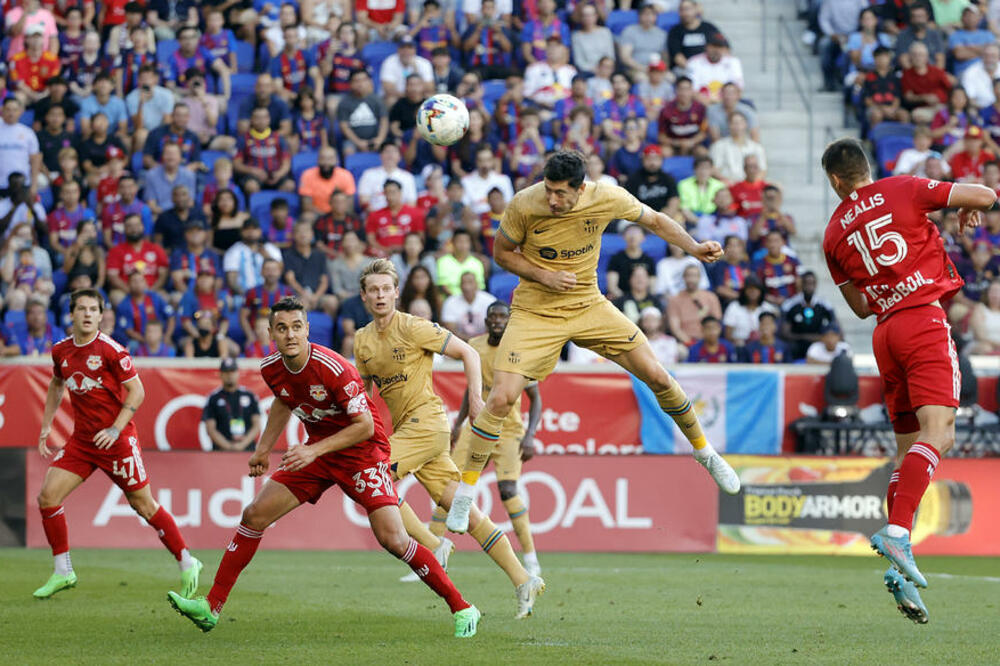 LEVANDOVSKI SE BRUKAO, NAVIJAČI BARSELONE U ŠOKU! Ovacije za Anrija (VIDEO)