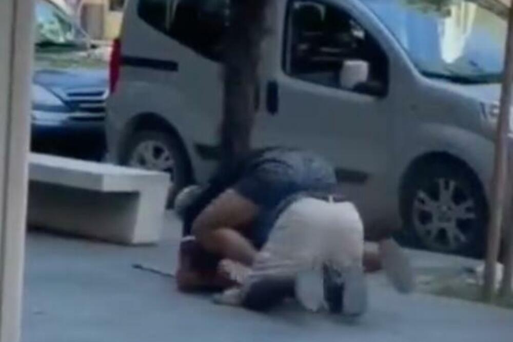 (UZNEMIRUJUĆI VIDEO) STRAVA I UŽAS U ITALIJI: Čovek UBIO uličnog prodavca, očevici stajali i snimali?!