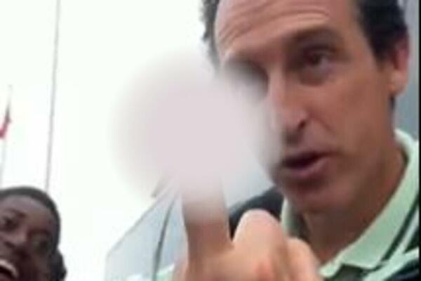 LEGENDARNI TRENER POKAZAO NAVIJAČIMA SREDNJI PRST! A sve zbog OVE rečenice (VIDEO)