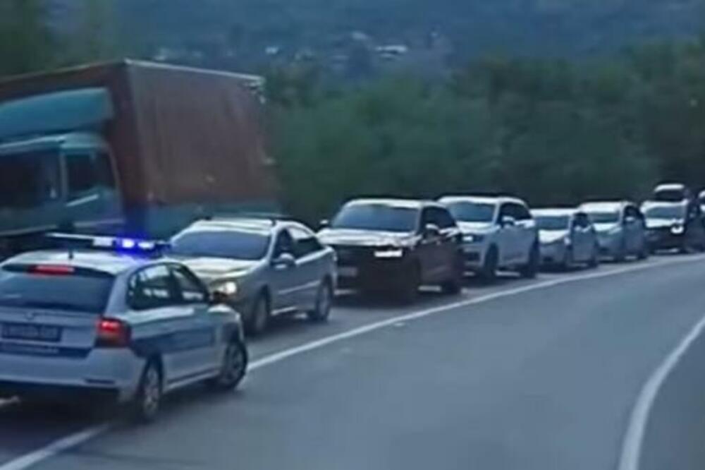 BLOKIRANI JARINJE, BRNJAK I RUDNICA: Specijalci na prelazima, zatvoren promet putnika i robe (VIDEO)