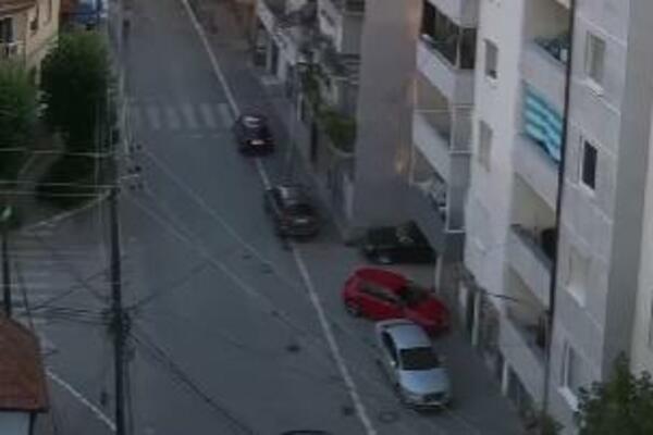 NOVI DRAMATIČAN SNIMAK IZ JUŽNE MITROVICE: Hodža peva dok sirene odjekuju, ulice puste (VIDEO)