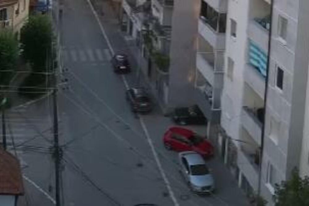 NOVI DRAMATIČAN SNIMAK IZ JUŽNE MITROVICE: Hodža peva dok sirene odjekuju, ulice puste (VIDEO)