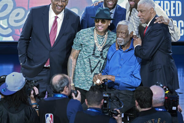 NBA LIGA U SUZAMA! Velikani se opraštaju od istinske LEGENDE! (FOTO)