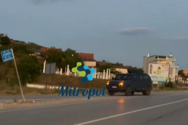 TENZIJE RASTU: Pogledajte kako oklopna vozila sa specijalcima idu od Prištine ka Kosovskoj Mitrovici (VIDEO)
