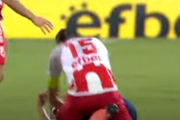 POMRAČENJE FUDBALERA RADNIČKOG! Oborio protivnika na zemlju, pa ga PESNIČIO dok je ležao! (VIDEO)