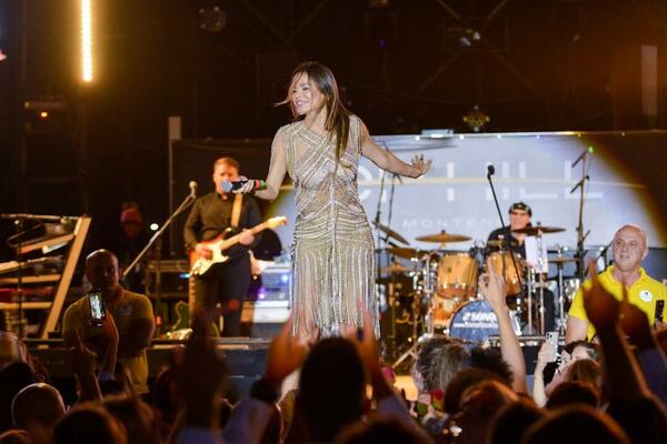 DOK SEVE ČESTITA BOŽIĆ SVI BULJE U NJENU HALJINU: Gore je potpuno OTVORENA, a ruke završile na INTIMNOM DELU