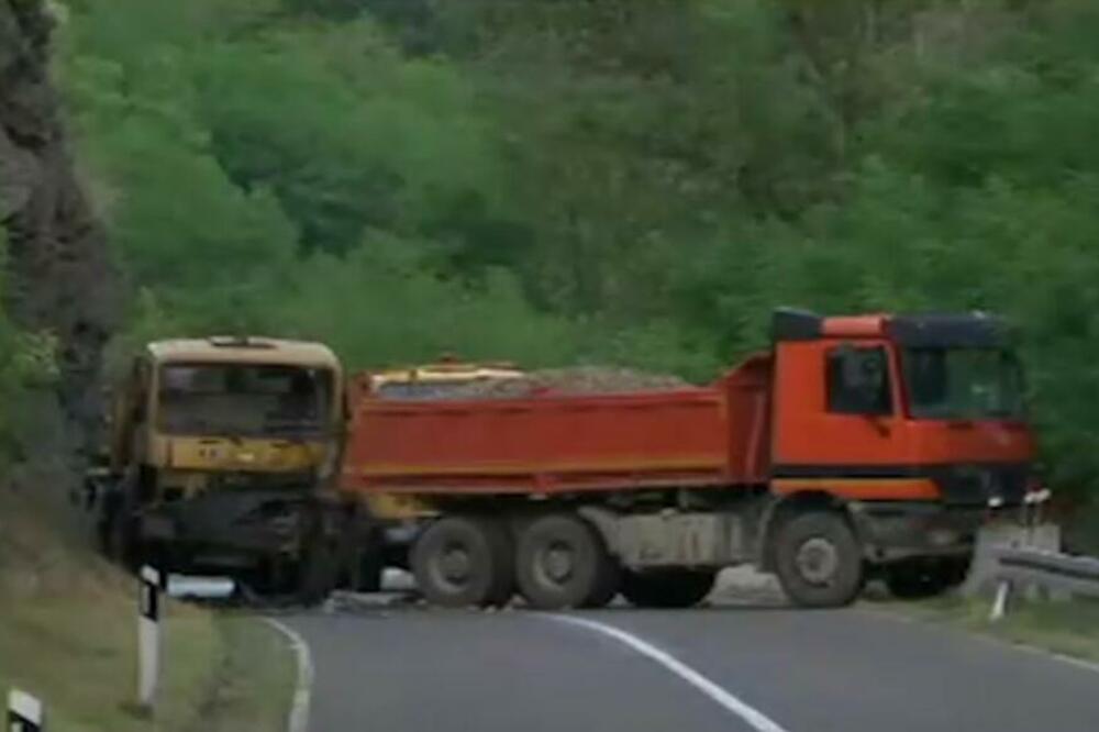 UKLONJENE SVE BARIKADE NA SEVERU: Potvrđeno je iz KOSOVSKE POLICIJE