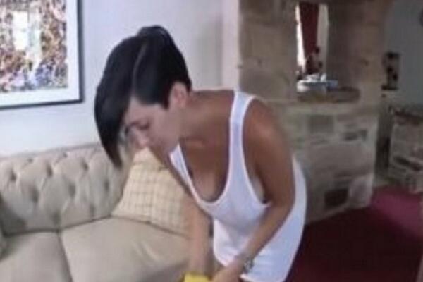 SNIMIO JOJ GOLE GRUDI I MEĐUNOŽJE: Svi gledaju NJEN VRELI SNIMAK i ne trepću (EKSPLICITNO)