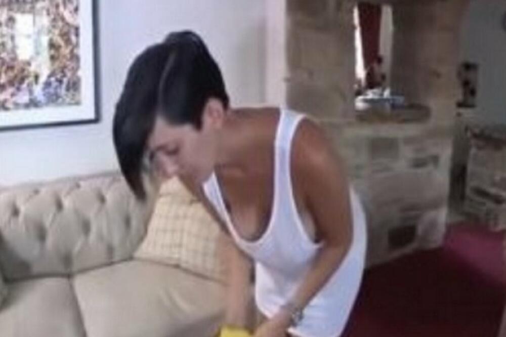 SNIMIO JOJ GOLE GRUDI I MEĐUNOŽJE: Svi gledaju NJEN VRELI SNIMAK i ne trepću (EKSPLICITNO)