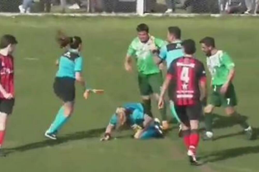 JEZIVO: Pomahnitali igrač ZABO ŽENSKOG SUDIJU u glavu - s leđa! (VIDEO)