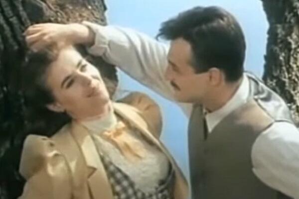 IZAŠLE VRELE SCENE SNEŽANE BOGDANOVIĆ: Cela NACIJA gledala ŠTA RADE NA TV-u (FOTO)