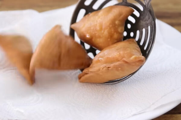 RECEPT ZA JELO KOJE INDIJCI TAMANE: Samosa u samo par koraka, krenuće vam VODA NA USTA! (VIDEO)