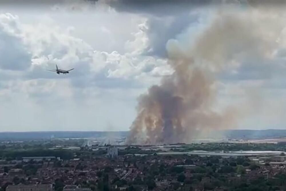 DRAMA U LONDONU: Požar u blizini aerodroma, avioni PREUSMERENI (VIDEO)
