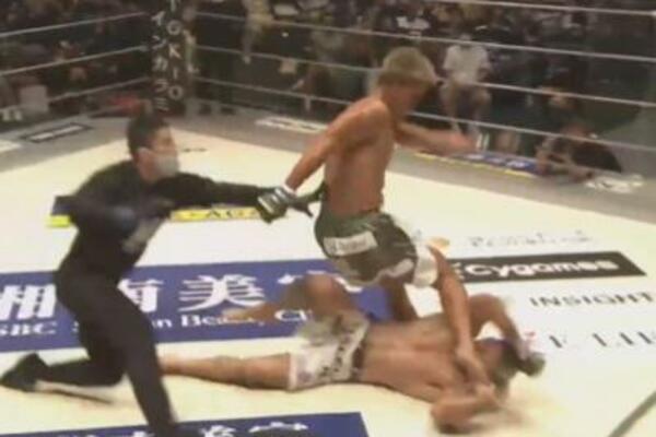 NAJPRLJAVIJI POTEZ 2022: Već je nokautirao rivala, ali mu nije bilo dosta... (VIDEO)