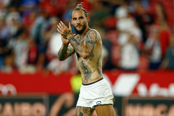 DA LI JE ANASTASIJA PALA NA MIŠIĆE ILI TETOVAŽE: Nemanja Gudelj je "išaran" kao JAKUZA, na plaži pokazao telo! FOTO