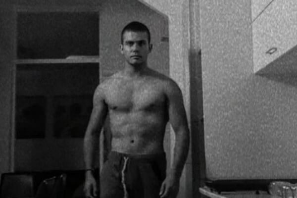 ISPLIVALE GOLE FOTKE POZNATOG SRBINA: Svi ga znamo po ZVERSKOM TELU, a sada se slikao BEZ VEŠA i pokazao PONOS!